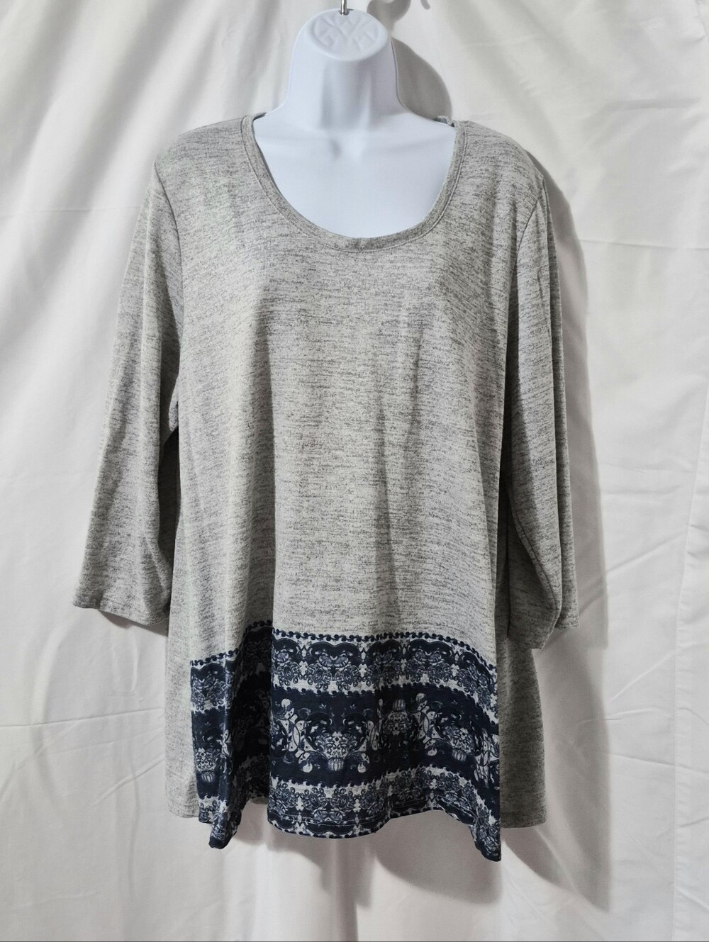 Clover & Pine Gray Scoop Neck Tunic Top with Navy Border Print